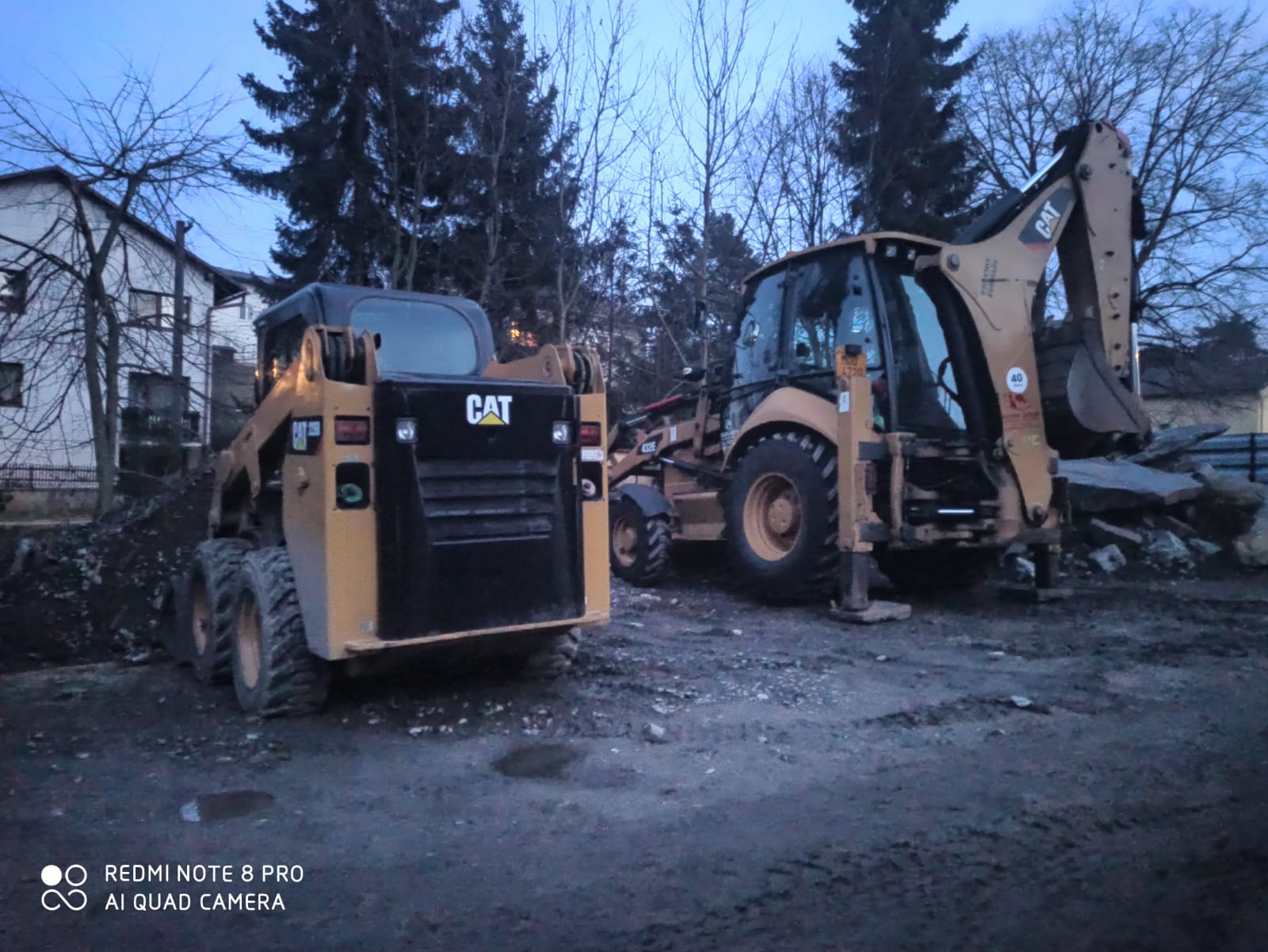 Bagry a nakladače pro demolice a terénní úpravy