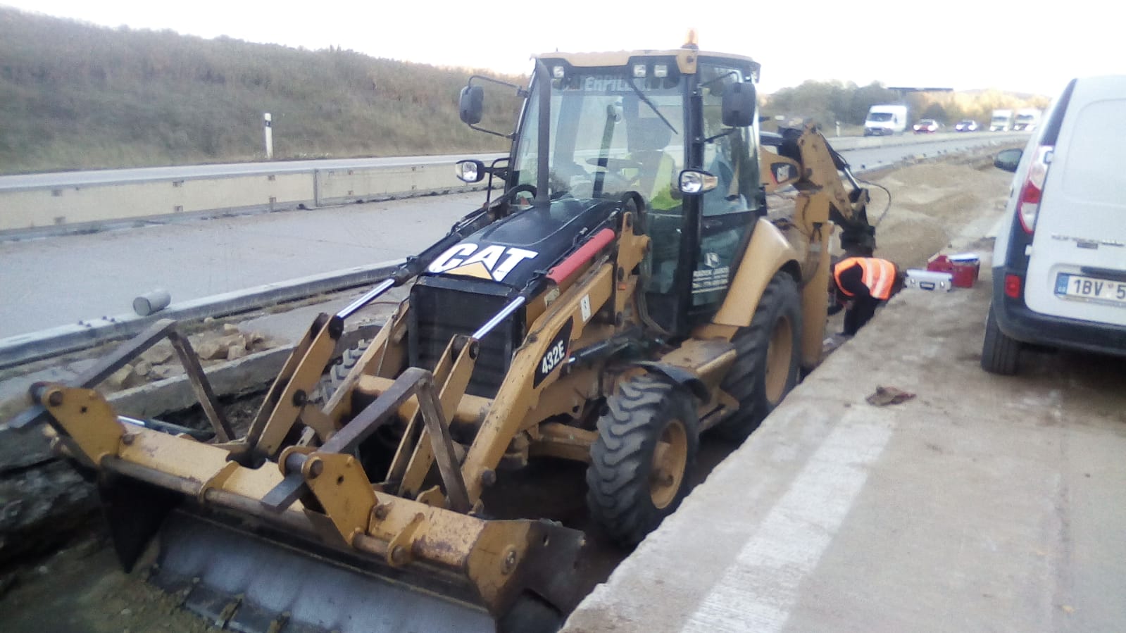 Nakladač při úpravě terénu u komunikace